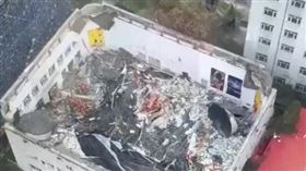 齊齊哈爾中學體育館屋頂坍塌！8人獲救仍有人被困（圖／翻攝自微博）