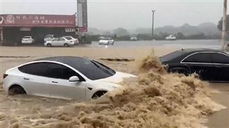 南投省道淹成黃河！特斯拉硬闖驚險畫面曝