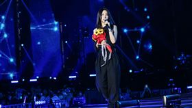 陳綺貞不擔心醜聞，一直自己開自己玩笑。（圖／犀利趴提供）