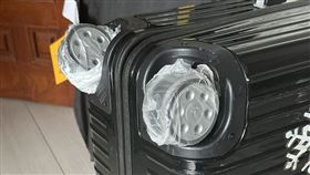 原PO在行李箱輪子上包保鮮膜，以免損壞。（圖／翻攝自「Costco好市多 商品經驗老實說」）