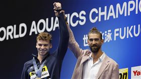 ▲法國馬向（Leon Marchand）（左）超越「飛魚」菲爾普斯（Michael Phelps）（右）的最後一項世界紀錄（圖／路透社／達志影像）