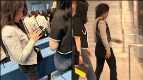 音樂劇演出結束後，艾怡良拿出手機看來心情相當愉悅。（圖／讀者提供）