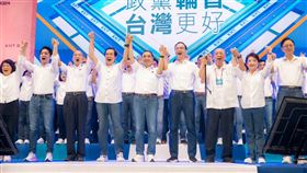 國民黨全代會通過提名侯友宜參選總統造勢，與韓國瑜擁抱（圖／侯辦提供）