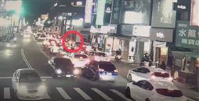 不爽被搶道！男持「長槍」掃射4罪送法辦（圖／翻攝畫面）