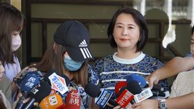 新北餵藥案個資被惡意洩漏，王鴻薇陪同何姓老師赴北檢提告。（圖／王鴻薇提供）