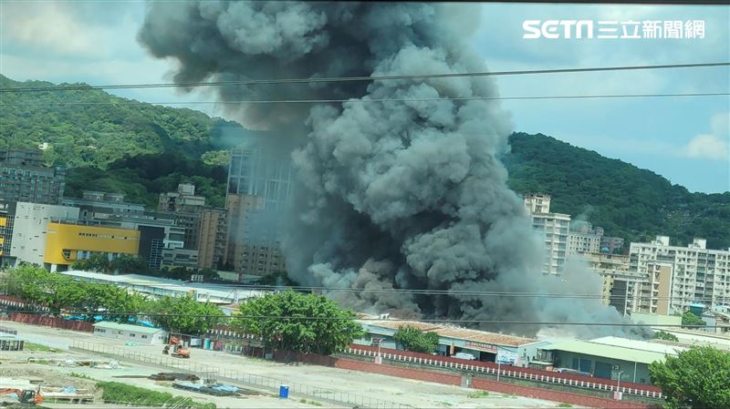 新/泰山傢俱工廠大火!消防局籲:勿圍觀