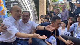 ▲國民黨全代會侯友宜親迎接韓國瑜兩人一見面擁抱，手緊握（圖／記者王家俊攝影）