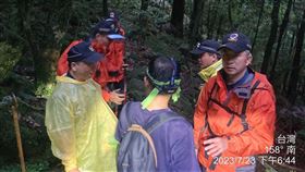 男子獨攀，鳶嘴山，抄捷徑受困，下大雨，受困稜線(圖／翻攝畫面)