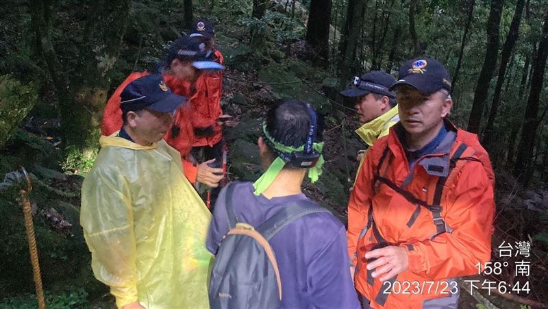 男獨攀鳶嘴山遇大雨　抄捷徑迷路受困稜線