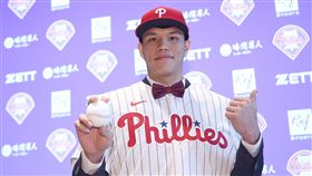 潘文輝加盟美職費城人  喊話5年拚上大聯盟「火球男」潘文輝加盟美職費城人隊，16日舉行加盟記者會，合約總值42萬美元（約新台幣1271萬元）。潘文輝穿上球衣後喊話5年拚上大聯盟。中央社記者張新偉攝  112年1月16日