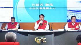 內政部長林右昌今（24）日視察中央災害應變中心整備情形。（圖／內政部提供)