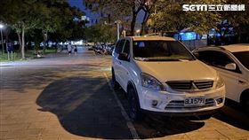 台中西屯西大墩公園人行車遭停放一輛客貨車，1個多月無法可管。（圖／記者李忠憲拍攝）