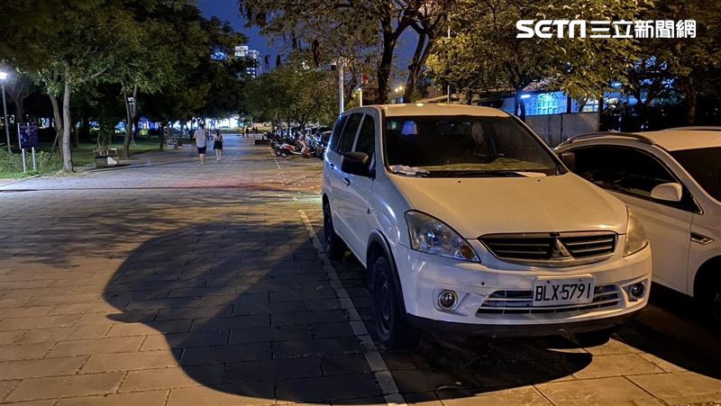 獨／車停公園人行道月餘　罰單沒停車費免