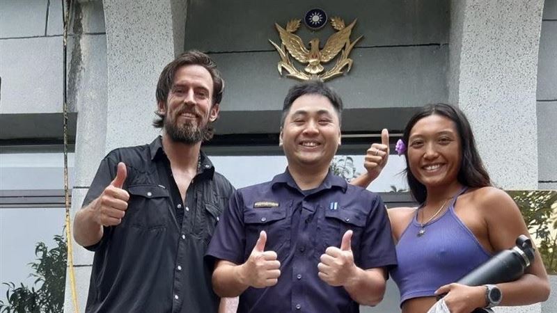 美籍男女單車環島　領教台警人情味