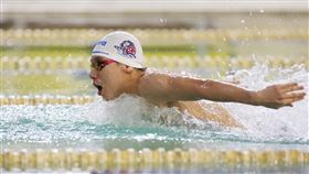 台師大水上運動會  王冠閎100蝶出賽因疫情停辦3年的台師大水上運動會，19日恢復舉行，台師大選手「台灣蝶王」王冠閎在100公尺蝶式輕鬆游出55秒11，打破大會紀錄。中央社記者張新偉攝  112年5月19日