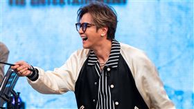 羅志祥（右）與在場來賓合作音準遊戲。（圖／八大提供）