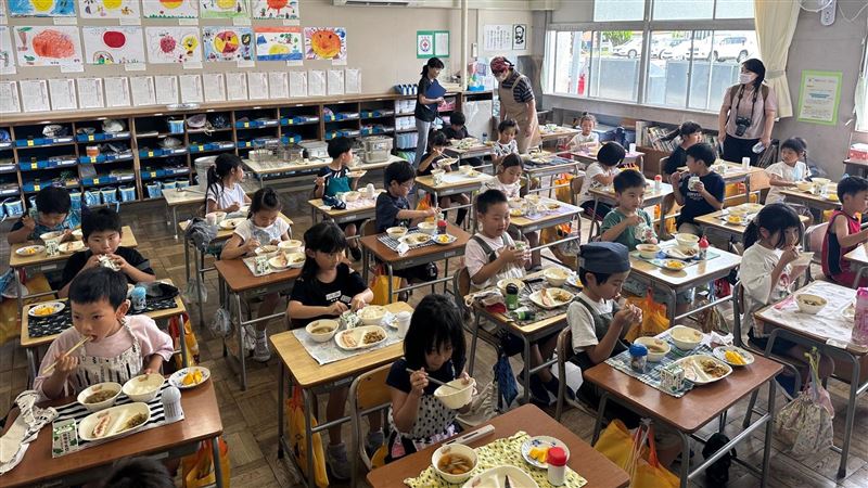 他請日本學童吃芒果 小朋友：還想吃！