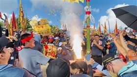 ▲請火成功，眾神與眾人歡呼的熱鬧現場。