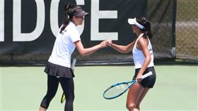 謝淑薇(左)在第三點雙打不斷鼓勵小將盧曼琳，展現大姊風範。（圖／四維體育推廣教育基金會提供）