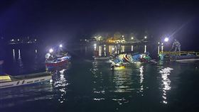 一艘木造船舶今天在印尼蘇拉威西島（Sulawesi）外海沉沒，圖／美聯社／達志影像