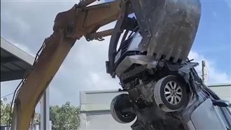 移民官追捕移工遭怪手攻擊！公務車被砸爛