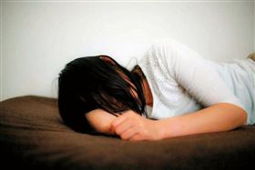 曾被容留的少女出面向本刊指控C先生惡行時，仍舊氣到一度哽咽。圖為示意畫面，非當事人。（Pakutaso）