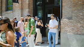 西班牙大選前往投票的馬德里全家大小西班牙國會大選23日登場，投票率高達70.4%，圖為馬德里民眾全家出動，一同前往社區投票所投票。中央社記者胡家綺馬德里攝  112年7月24日