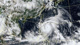 中度颱風杜蘇芮(國際命名DOKSURI)25日8時的中心位置在北緯17.7度，東經124.6度，即在鵝鑾鼻的東南方約610公里之海面上，以每小時15公里速度，向西北西進行。（圖／翻攝自氣象局）
