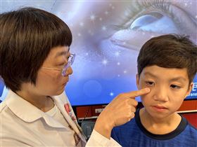9歲童「泡泡眼」求醫　竟是全球首例罕病（圖／台中榮總）