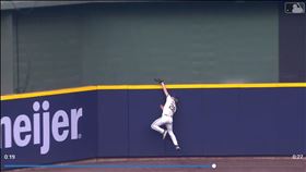 ▲紅人新秀克魯茲（Elly De La Cruz）首局首打席全壘打被沒收，下打席回敬2分砲。（圖／翻攝自MLB官網）