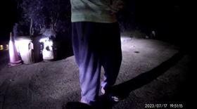 失智的黃姓老翁在植物園挖土。（圖／翻攝畫面）