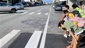 王婉諭說，有一所國小交通安全宣導，讓同學們在過馬路之後，向停讓的汽車鞠躬敬禮。（圖／翻攝自教育部網站）