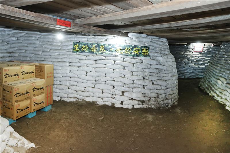 漢光39號演習淡水八里海岸步戰聯合作戰，地下掩體施放彈藥及口糧。（圖/記者邱榮吉攝影