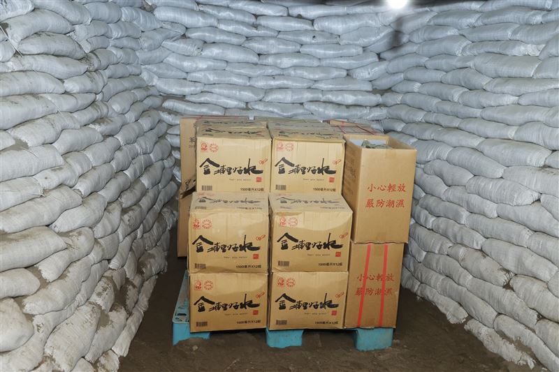 漢光39號演習淡水八里海岸步戰聯合作戰，地下掩體施放彈藥及口糧。（圖/記者邱榮吉攝影