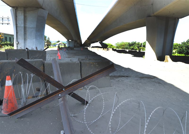 漢光39號演習淡水八里海岸步戰聯合作戰橋下挖洞當掩體。（圖/記者邱榮吉攝影）