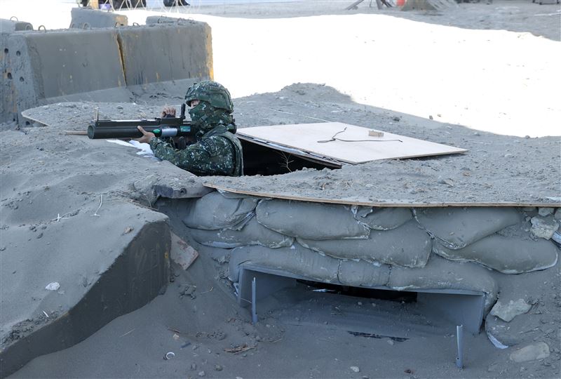 漢光39號演習淡水八里海岸步戰聯合作戰，六六火箭彈對敵攻擊。（圖/記者邱榮吉攝影）