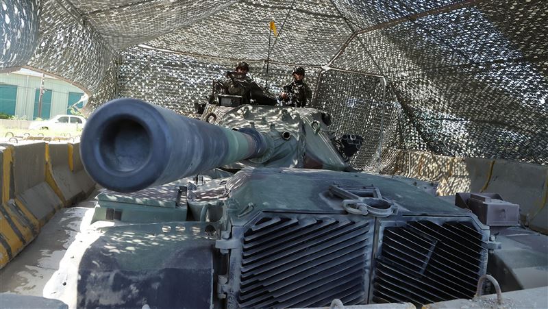 漢光39號演習淡水八里海岸步戰聯合作戰，M60A3戰車進入偽裝掩體。（圖/記者邱榮吉攝影）