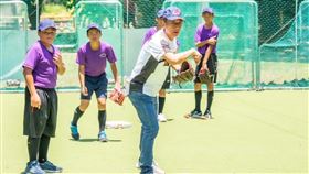 郭台銘與小球員們同樂。（圖／翻攝自郭台銘臉書）