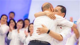 國民黨全代會通過提名侯友宜參選總統造勢，與韓國瑜擁抱（圖／侯辦提供）