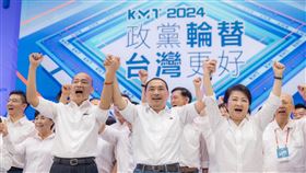 國民黨全代會通過提名侯友宜參選總統造勢，與韓國瑜擁抱（圖／侯辦提供）