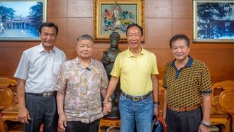 郭台銘赴鎮瀾宮緊牽顏清標：民意大於黨意