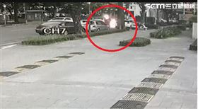 中警局旁縱火案畫面曝！2男爭吵潑油點火（圖／翻攝畫面）