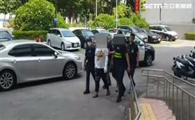 中警局旁縱火案畫面曝！2男爭吵潑油點火（圖／翻攝畫面）