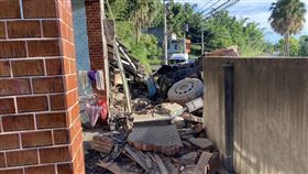 砂石車,磚牆,民宅,撞（圖／翻攝畫面）