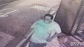 ▲男子出沒大樓竊取電纜線，警方掌握嫌犯身分查緝中。（圖／翻攝自「桃園爆報（二）」臉書）