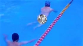 ▲游泳拉屎（圖／翻攝自網易視頻）