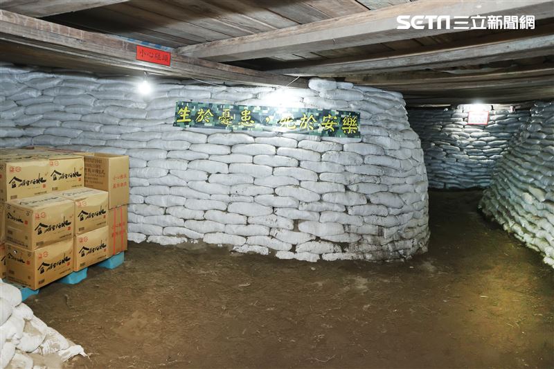 漢光39號演習淡水八里海岸步戰聯合作戰，地下掩體施放彈藥及口糧。（圖/記者邱榮吉攝影）