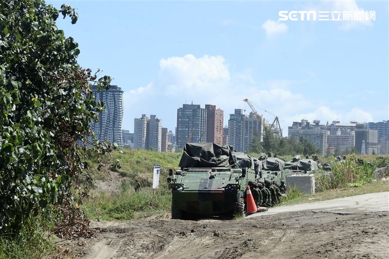 漢光39號演習淡水八里海岸步戰聯合作戰雲豹甲車、戰車蓄勢待發。（圖/記者邱榮吉攝影）