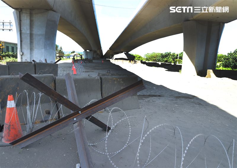 漢光39號演習淡水八里海岸步戰聯合作戰橋下挖壕溝當掩體。（圖/記者邱榮吉攝影）