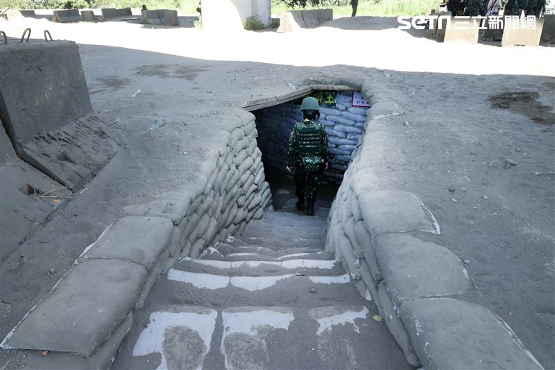 漢光39號演習淡水八里海岸步戰聯合作戰，地下壕溝掩體。（圖/記者邱榮吉攝影）